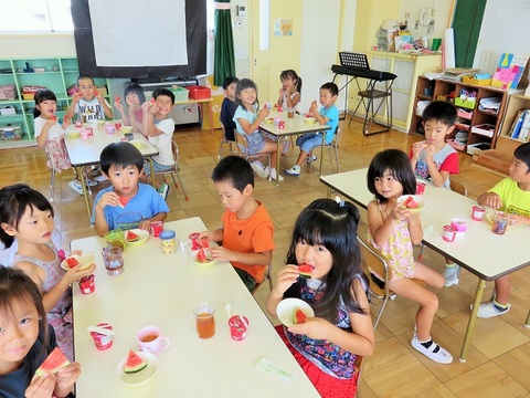 年長組収穫したすいかを食べる様子