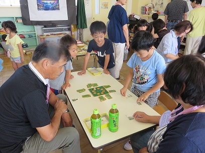 おじいちゃんやおばあちゃんと一緒に遊ぶ様子