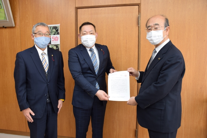 新型コロナウイルス感染症対策に関する要望書を提出する様子