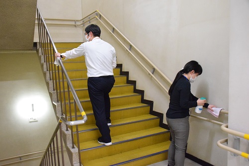 市役所のカウンターや階段の手すりなどを毎日消毒