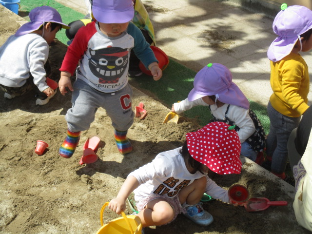 ２歳児　砂場