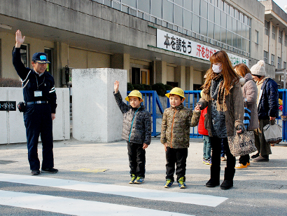 横断歩道を渡る児童