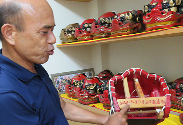 獅子頭について語る加藤さん 獅子頭について語る加藤さん