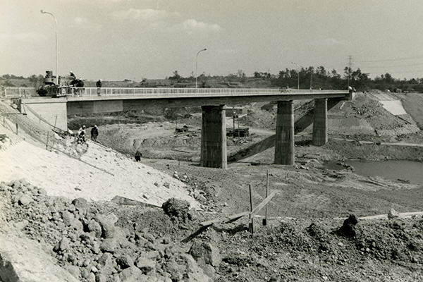 建設中の佐布里池と佐布里大橋