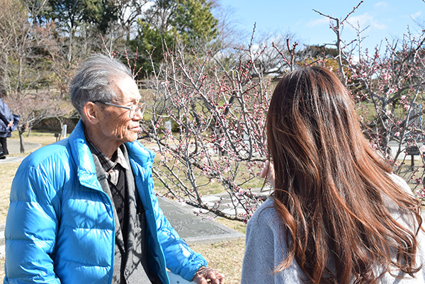 梅について語る新海さん