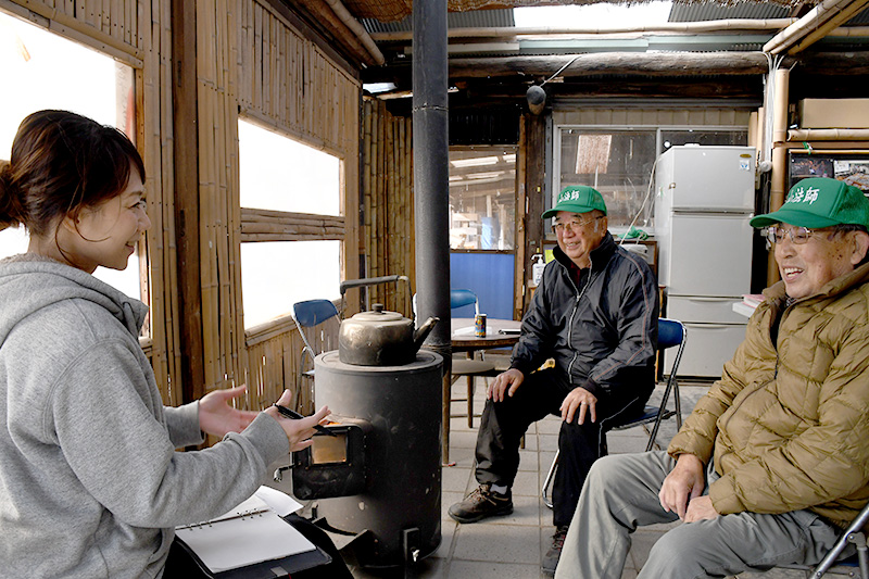 会長　橘鉄雄さん（右側）　副会長　石井都夫さん（写真中央）、