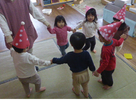 クリスマスの曲に合わせて踊る様子
