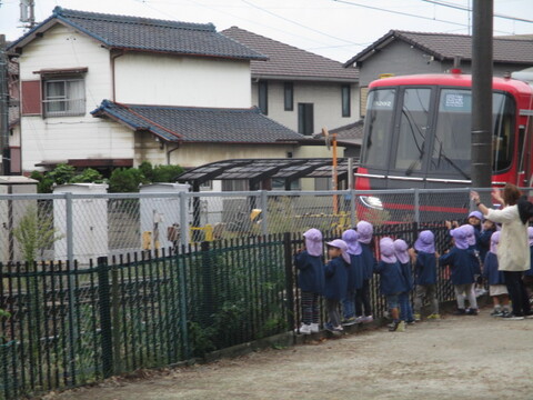 園外で電車を見ている様子（年少組）