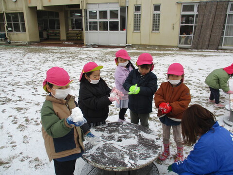 雪だるまを作っている様子（年中組）