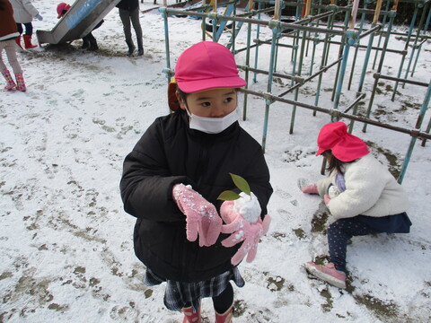 雪でうさぎを作り喜んでいる様子