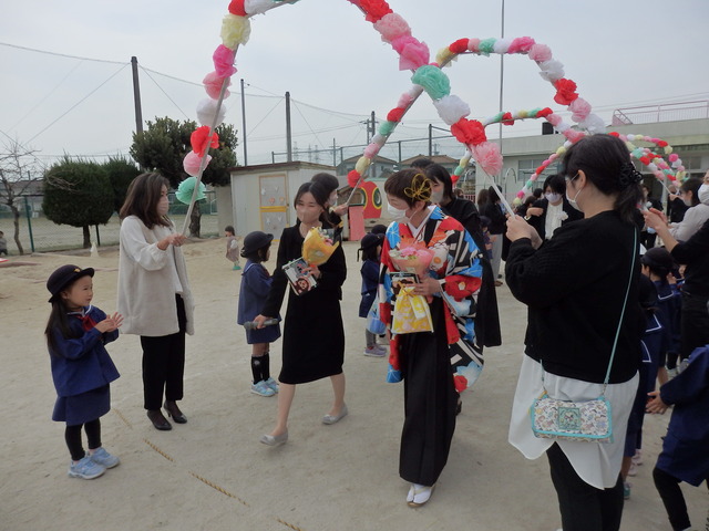 在園児が花道で卒園児をお見送りしているところ