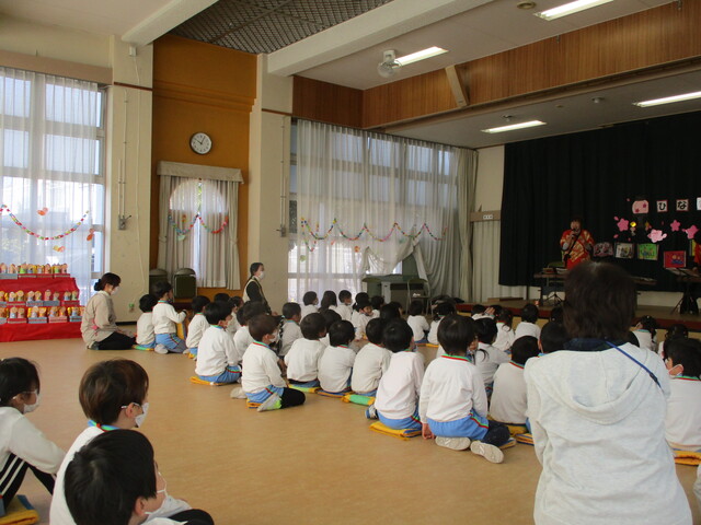 琴の演奏を聞いている子の姿