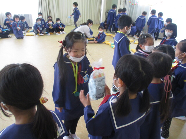お別れ会　プレゼントをもらっているところ