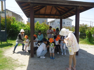 公園に着き、先生の話を聞いている