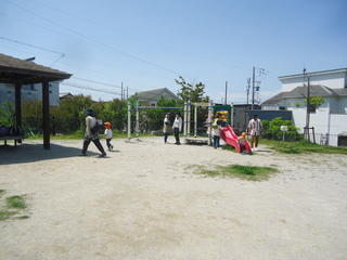 公園で遊んでいる