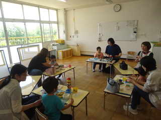 クラスでお弁当を食べている