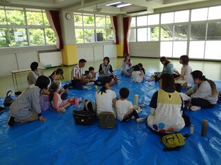 輪になってお弁当を食べている