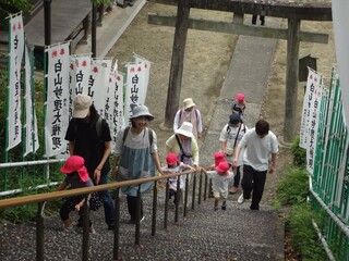 R7えんそく1 境内の階段を上がる様子