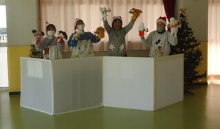 ハンドベルをする職員