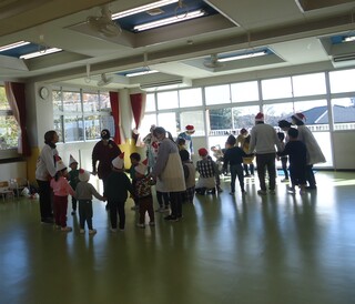 輪になって踊る子どもたち