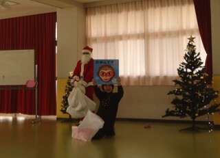 プレゼントを開けている