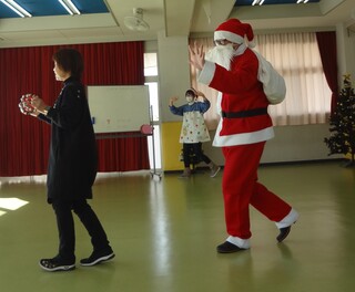 サンタさんが歩いている