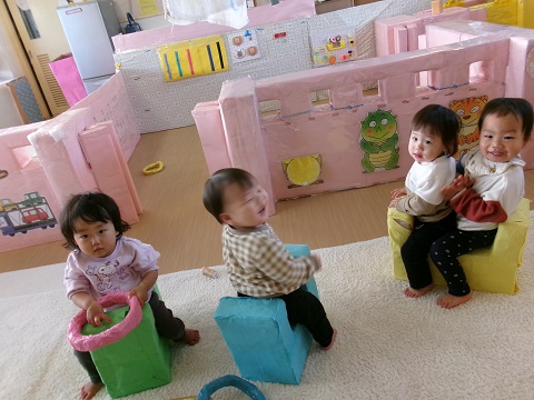 ０歳児室内あそびの様子