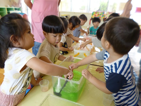 未満児色水遊びの様子