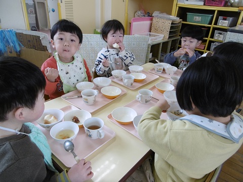 ２歳児給食の様子
