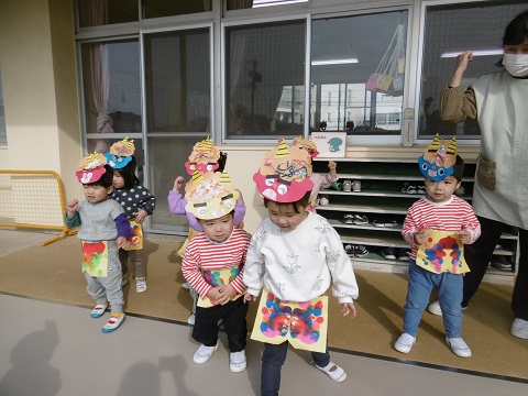 鬼のパンツを踊る様子