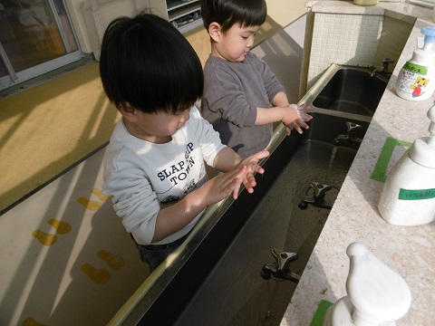 未満児手洗いの様子