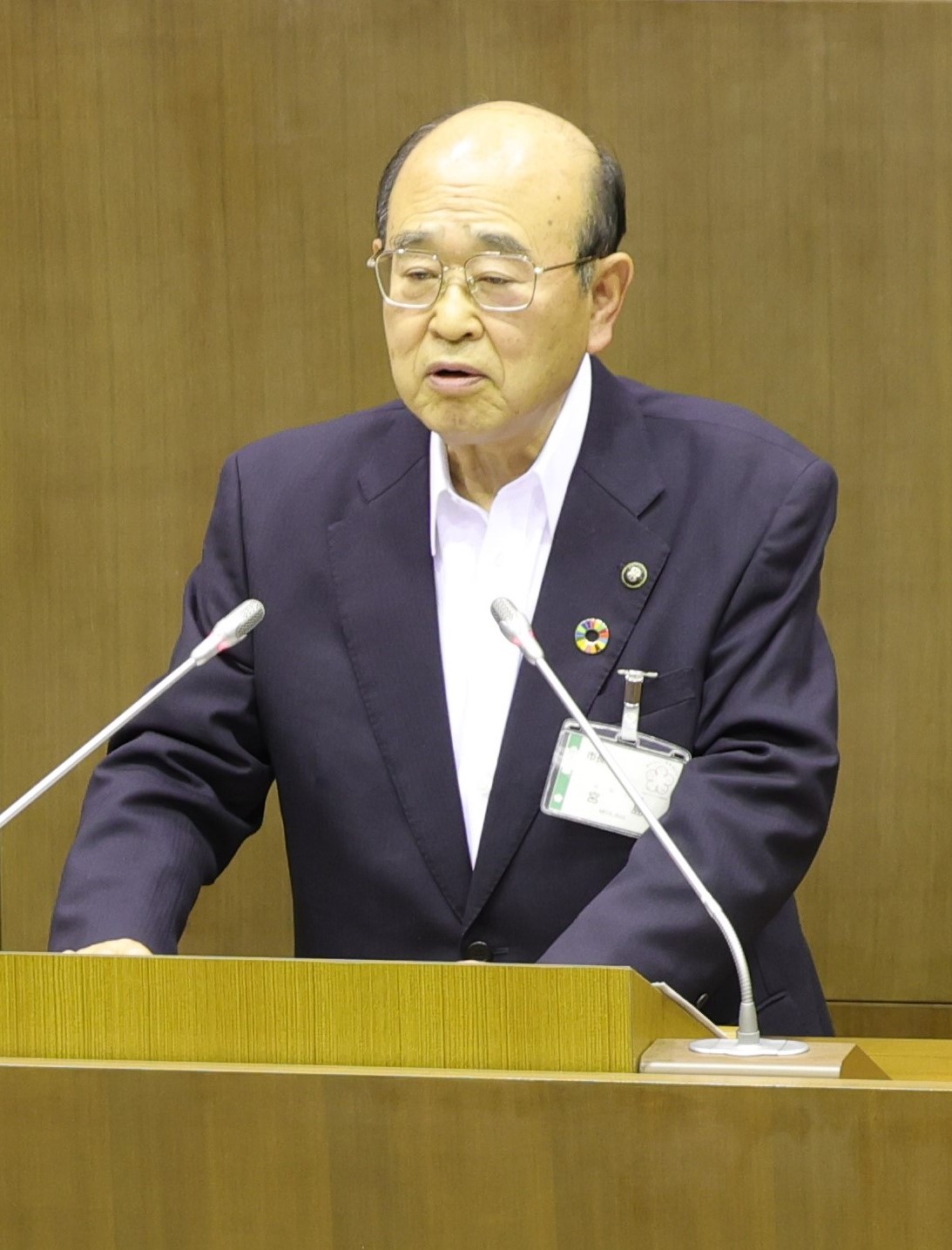 施政方針を述べる市長