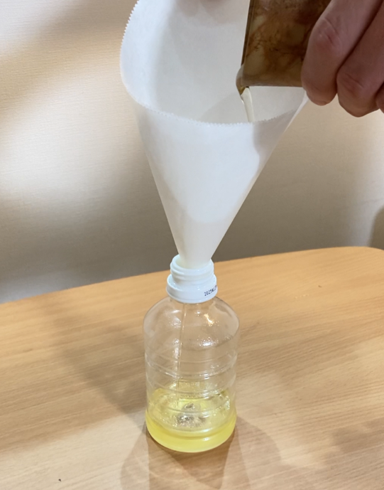 ペットボトルに注いでいるところ