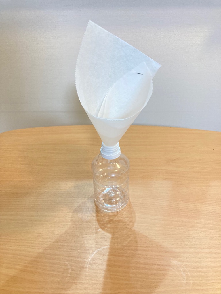 じょうごをペットボトルに差し込んだところ