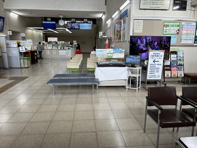展示場所は市役所正面玄関付近です