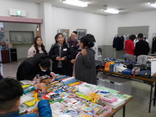 多言語生活オリエンテーション学用品譲渡会の様子
