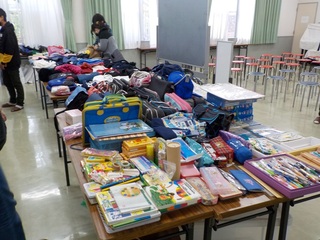 多言語生活オリエンテーション学用品譲渡会の様子