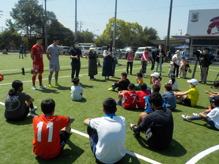 日本赤十字社連携事業選手からの話を聞く様子