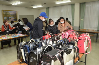 多言語生活オリエンテーション学用品譲渡会の様子２