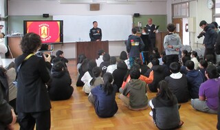 キャリア教育支援事業で児童が質問する様子