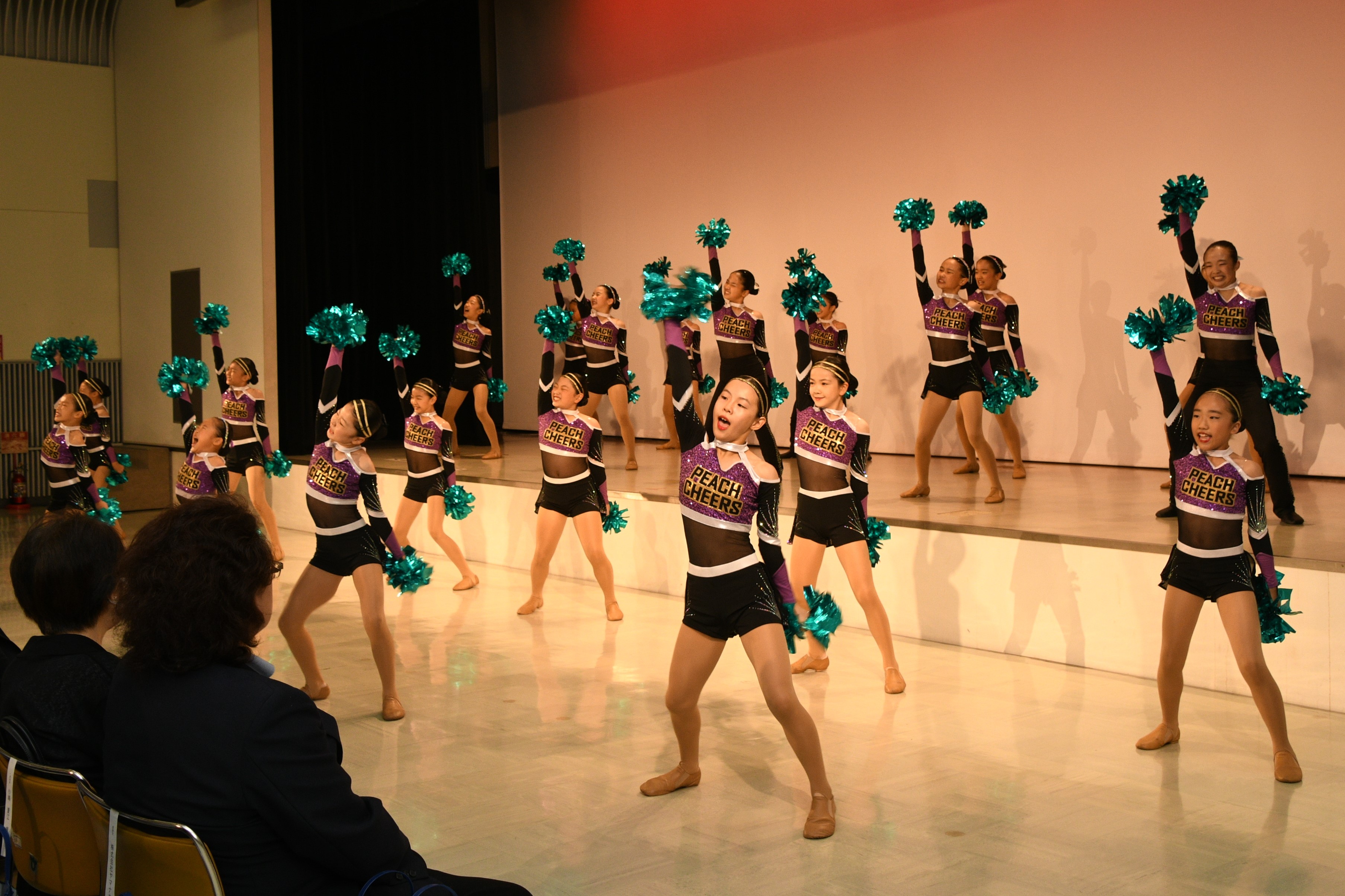 記念アトラクションでPEACH★CHEERS（ピーチチアーズ）がチアダンスを披露する様子