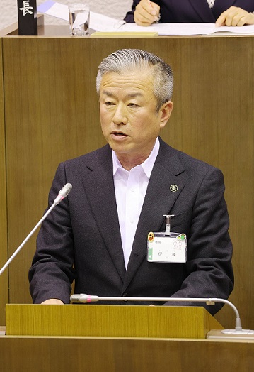 施政方針を述べる市長