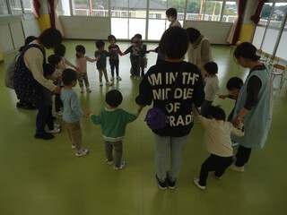 子どもたちが手を繋いでいる