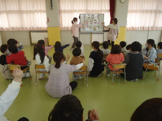 職員のお楽しみを見ている子どもたち